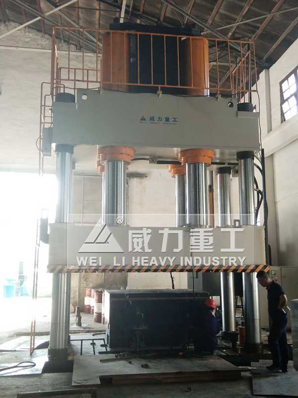 2000噸碳纖維制件成型四柱油壓機(jī)