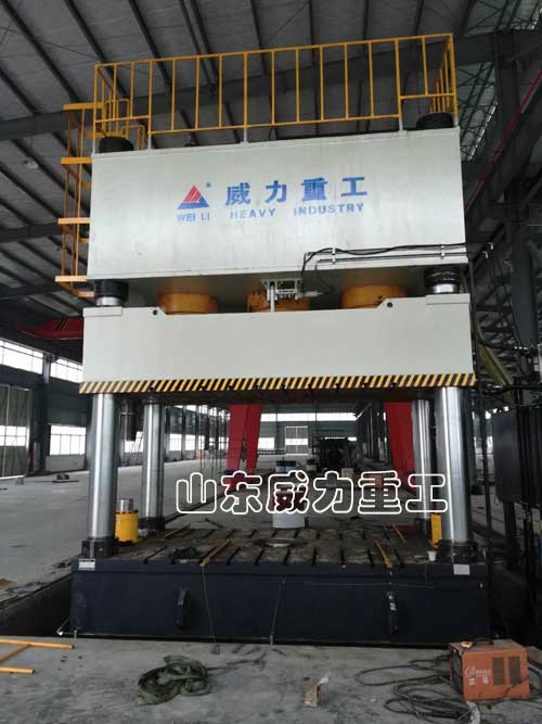 2000噸四柱油壓機(jī)客戶工作現(xiàn)場