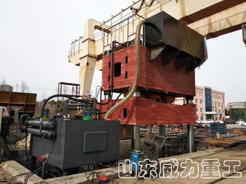 2000噸玻璃鋼保險(xiǎn)杠成型油壓機(jī)裝配現(xiàn)場