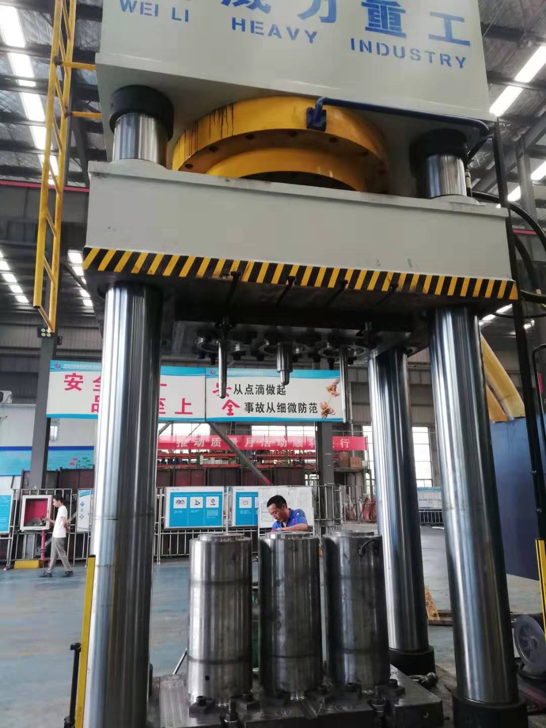 2000噸三梁四柱油壓機(jī)